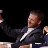 Eric Trump, à gauche sur le cliché, et son frère aîné Donald Trump Jr figurent parmi les défenseurs les plus acharnés de leur père, sur les réseaux sociaux et dans les médias (archives). KEYSTONE/EPA/CAROLINE BREHMAN
